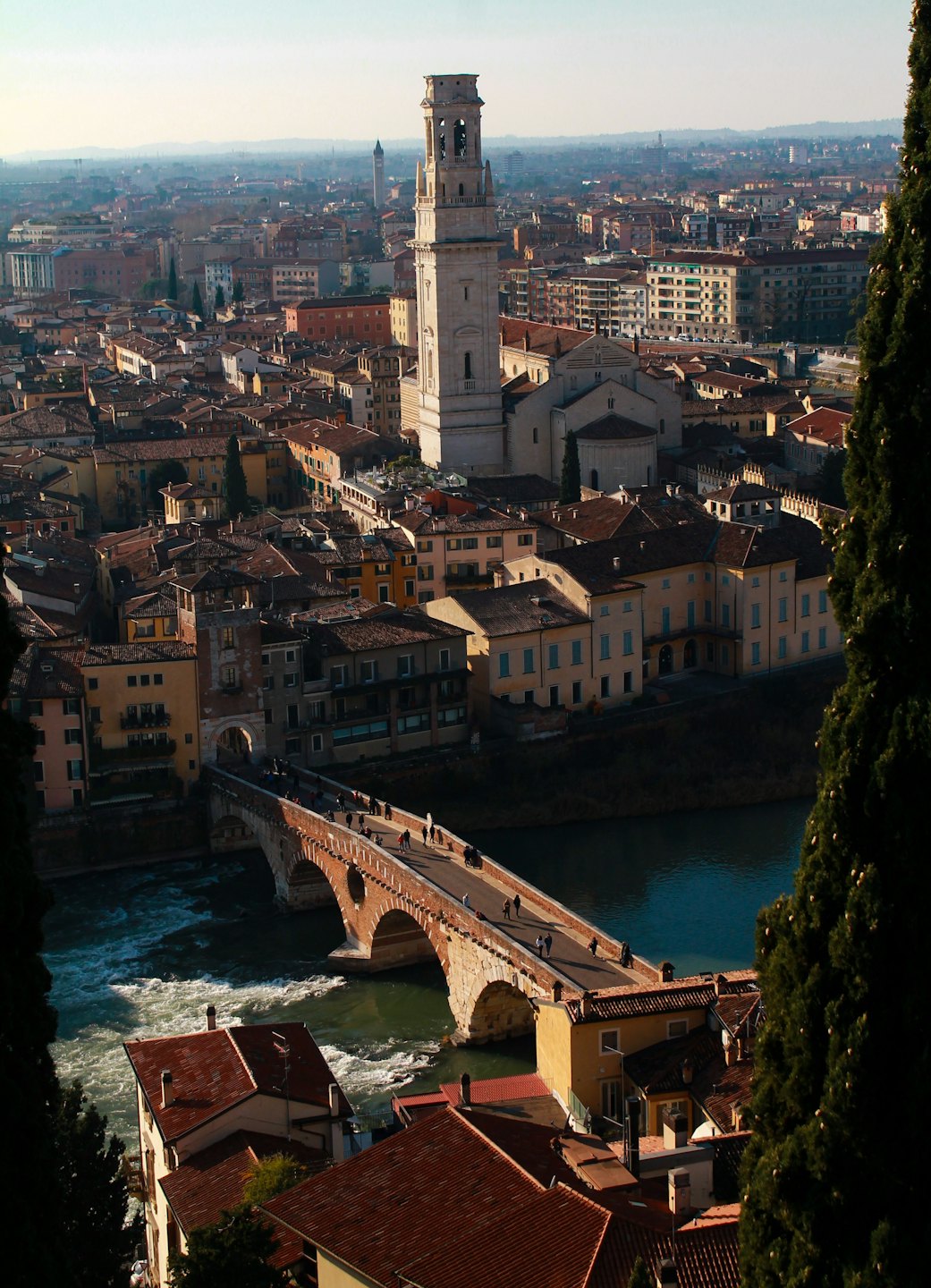 Una città antica con un ponte di pietra che attraversa il fiume.
